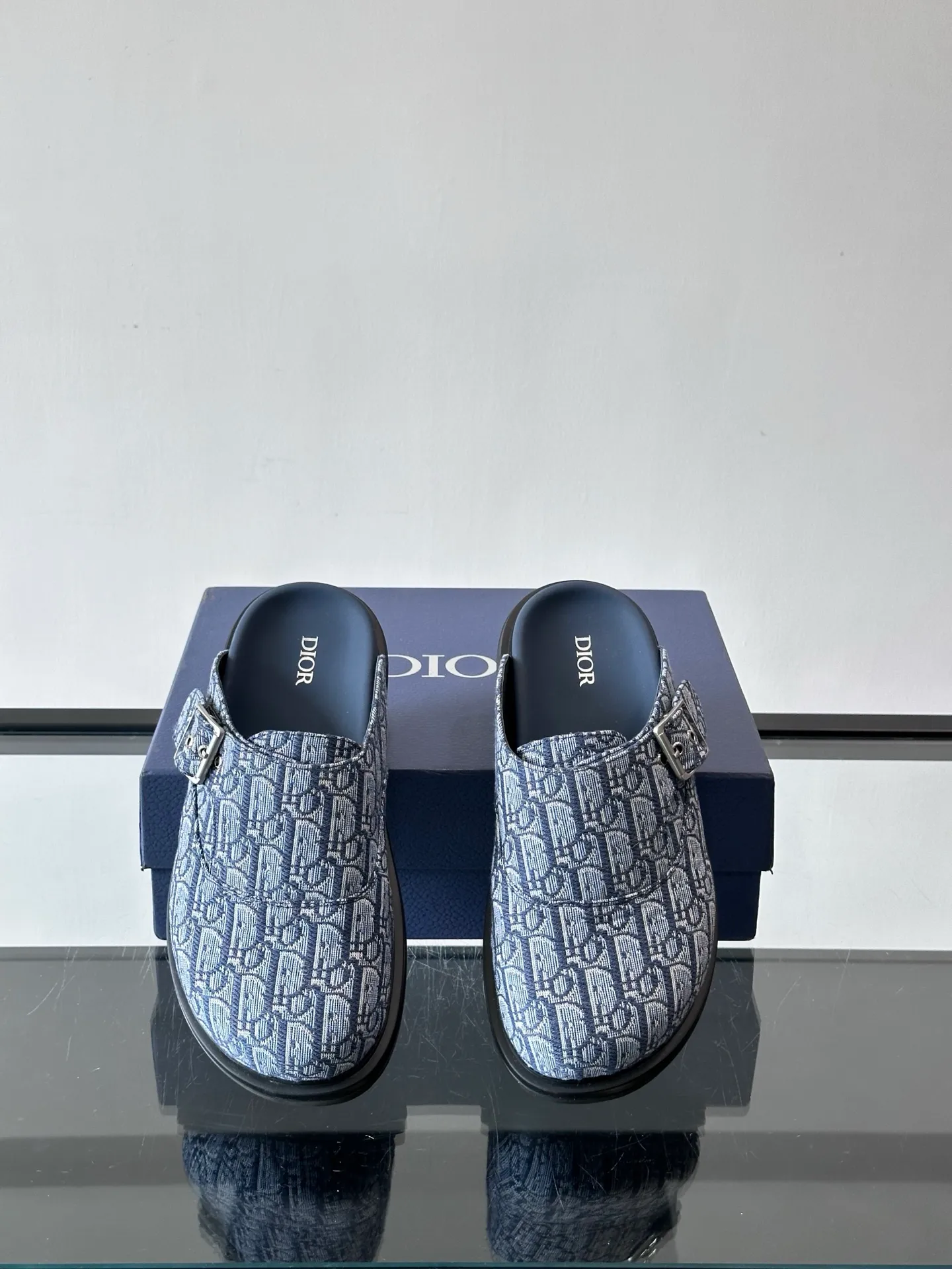 p340 "Dio＊" Brand new mules are available. I think cap-toe mules are really cool for boys. They are Dior's most classic oblique print and are fashionable and comfortable. These Dior Aqua mules combine modern style and classic design. Beige and black Oblique printed fabric upper with adjustable straps and a metal-clad copper alloy Dior buckle for added style. Paired with black leather, rubber and EVA notch soles, they can be easily paired with a variety of casual outfits. size: 38-45 (45 customized)